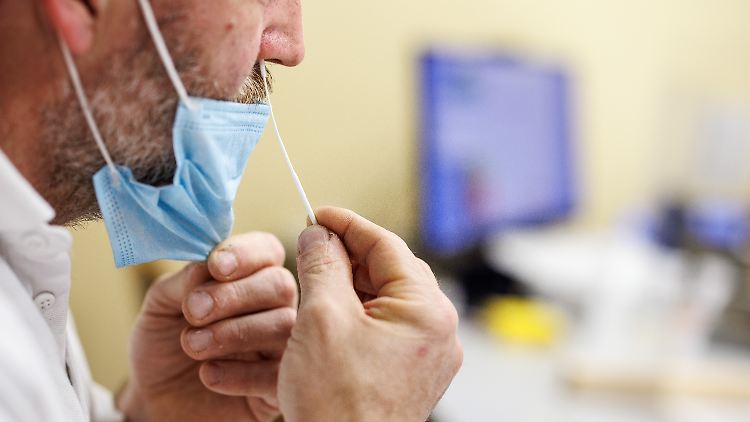 Ein zusätzlicher Antigen-Schnelltest bietet Geimpften keine hundertprozentige Sicherheit, warnen Virologen und Experten.