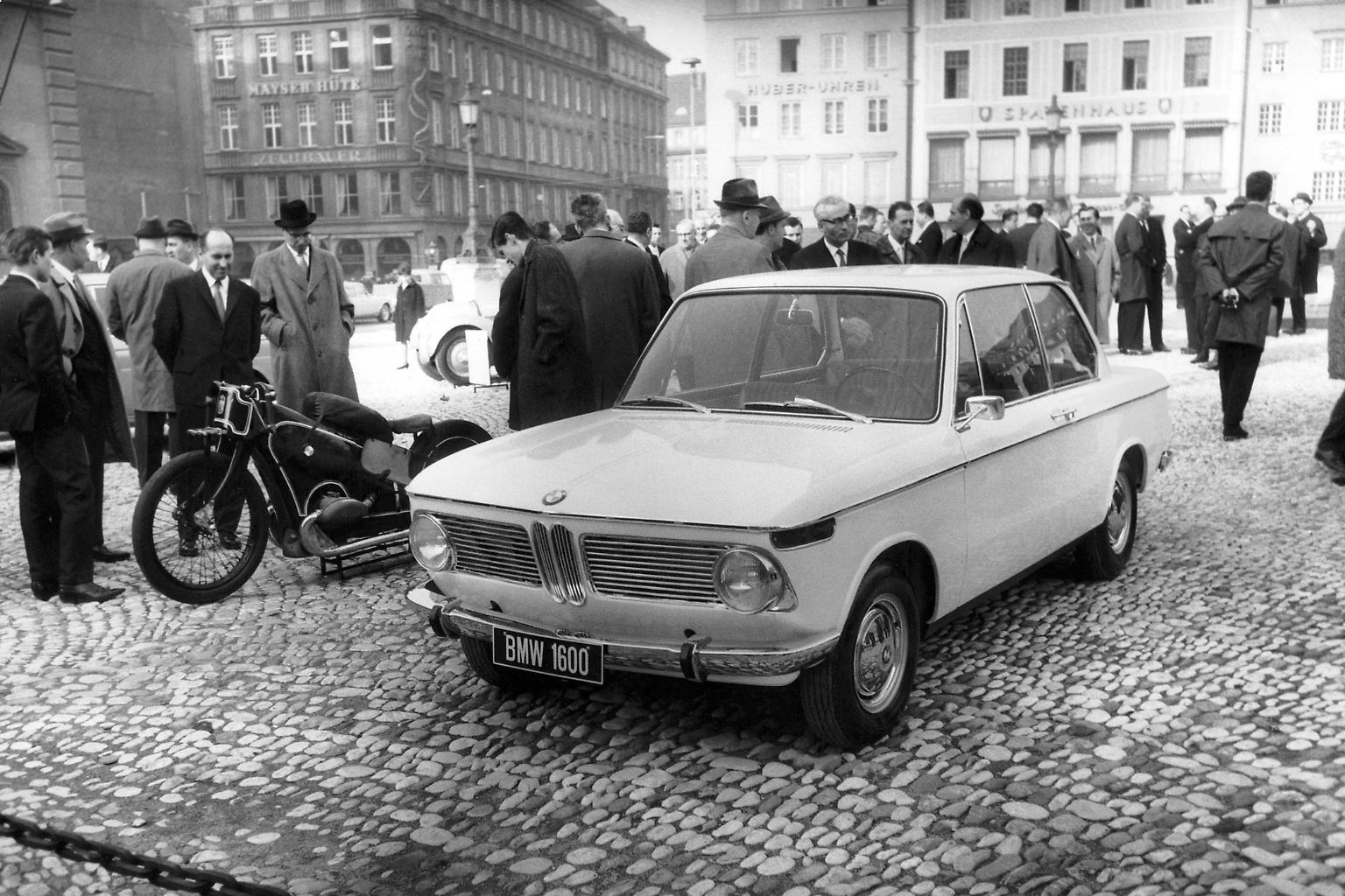 Sommer 1966 - in China kämpfen die Roten Garden den Kampf der Kulturrevolution, Bundeskanzler Ludwig Erhard tritt zurück und BMW feiert seinen 50. Geburtstag. Dazu schenken sich die Bayern ein nagelneues Mittelklassemodell, den 1600. 