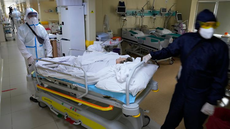 Medizinisches Personal in Russland verlegt einen Corona-Patienten auf die Intensivstation. Nur 37 Prozent der Bevölkerung sind vollständig geimpft.