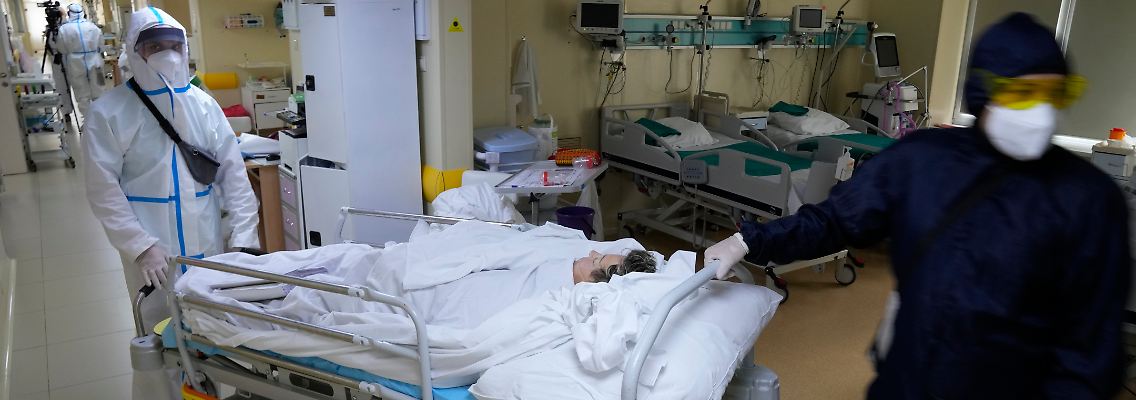 Medizinisches Personal in Russland verlegt einen Corona-Patienten auf die Intensivstation. Nur 37 Prozent der Bevölkerung sind vollständig geimpft.