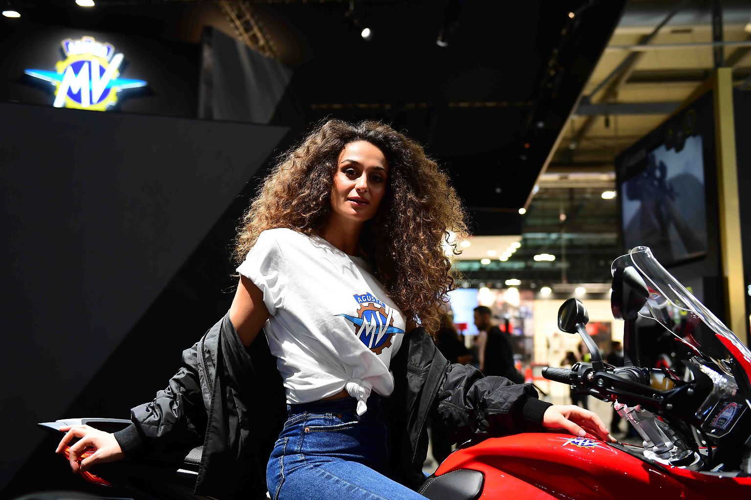 Dass auf der EICMA in Mailand die italienischen Motorradbauer groß auftrumpfen werden, war eigentlich klar. Sie hatten ja auch kaum Konkurrenz zu befürchten. BMW und KTM hielten sich zurück, denn aufgrund von Corona scheint ihnen die schnöde Messe keinen Cent mehr wert.