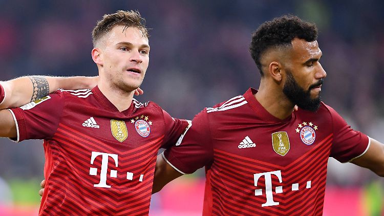 Eric Maxim Choupo-Moting (rechts) ist positiv auf das Coronavirus getestet worden.