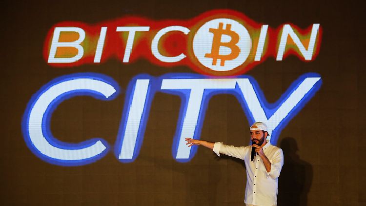2021-11-21T054912Z_522979261_RC2LYQ9H2QR9_RTRMADP_3_EL-SALVADOR-BITCOIN.JPG