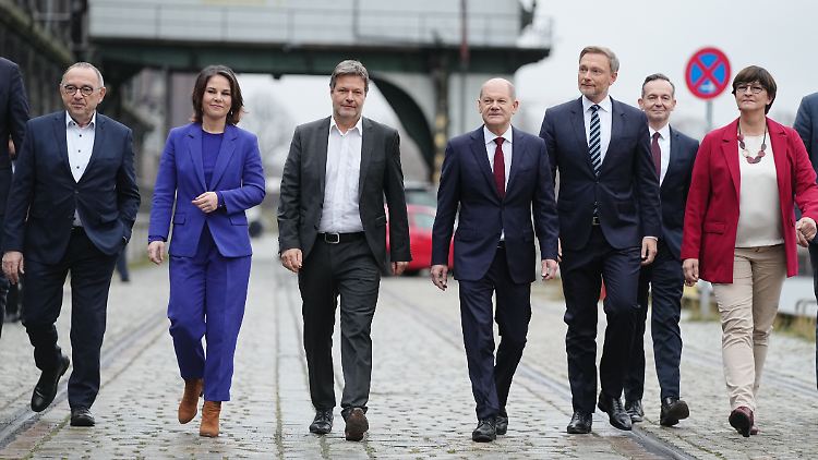 Auf dem Weg zur Vorstellung des Koalitionsvertrages: Die Spitzenvertreter der möglichen Ampelkoalition sprechen von Fortschritt, Zusammenhalt und einem Kurswechsel. 