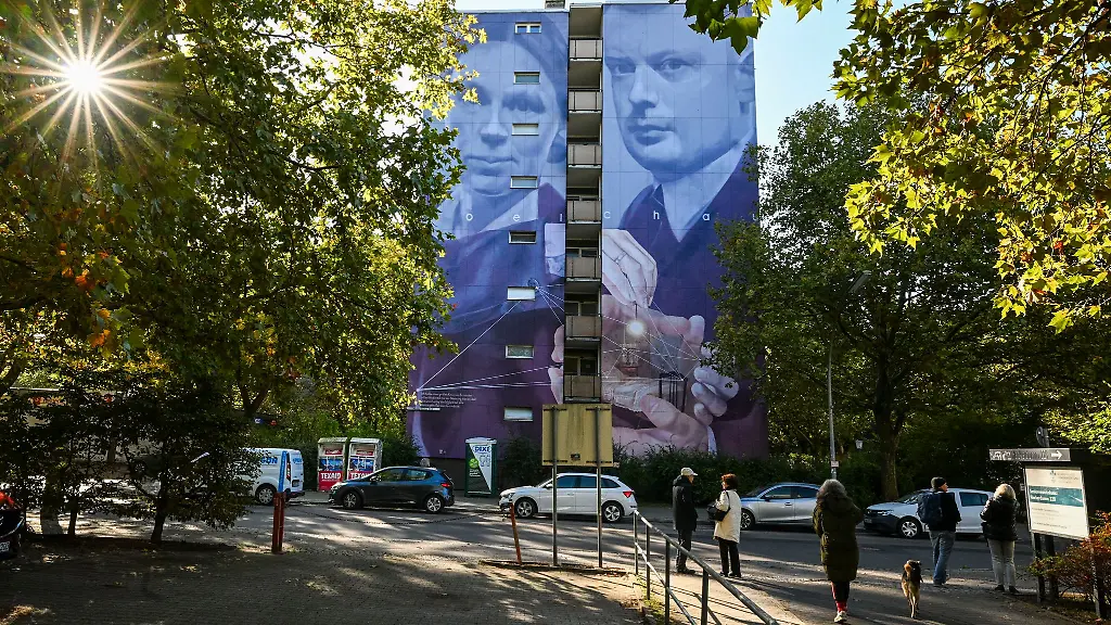 Das-Wandgemaelde-in-der-Naehe-der-Gedenkstaette-Ploetzensee-zeigt-das-Ehepaar-Poelchau