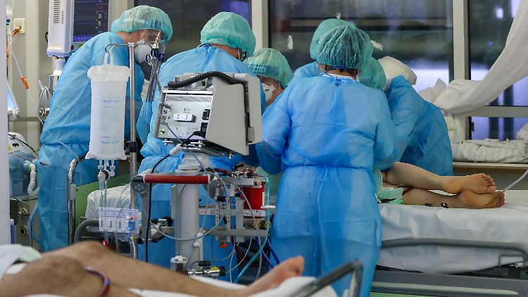 Invasiv beatmete Covid-19-Patienten werden oft mehrmals täglich in die Bauchlage gedreht, wobei sich kein Schlauch lösen darf. Dazu sind sechs Personen nötig.
