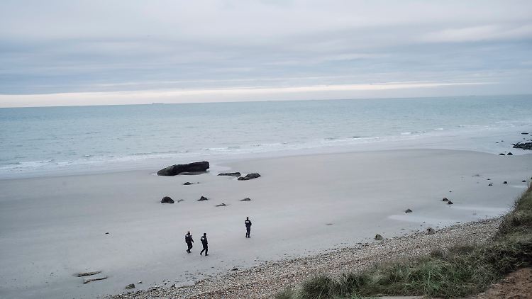 Der Ärmelkanal wird allmählich zu einem Friedhof, so wie das Mittelmeer", sagte Pierre Roques von der Hilfsorganisation L'Auberge des Migrants.
