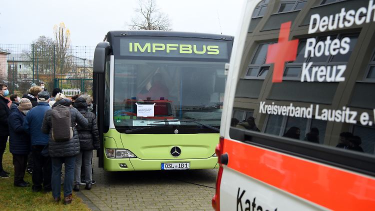 Nach Verschärfungen der Maßnahmen für Ungeimpfte nimmt die Impfbereitschaft in Deutschland spürbar zu. Laut WHO senkt die Impfung die Übertragung der Delta-Variante nur um 40 Prozent.