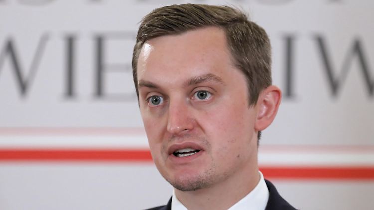 Polens stellvertretender Justizminister Sebastian Kaleta spricht nach dem Urteil des Verfassungsgerichts in Warschau von einem "schönen Tag für die polnische Rechtsstaatlichkeit". 