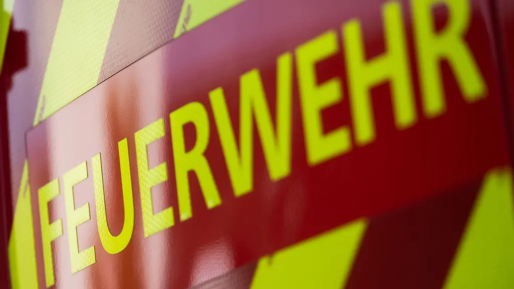 Feuerwehrleute-loeschten-den-Brand-im-Keller-mit-einem-Rohr
