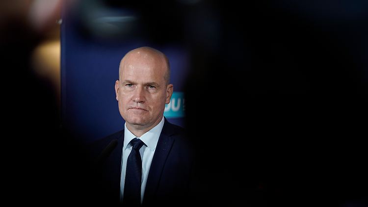 Die CDU/CSU-Fraktion wünsche der neuen Bundesregierung "wirklich alles, alles Gute", sagt Fraktionschef Ralph Brinkhaus. "Aber nach der ersten Durchsicht dieses Koalitionsvertrags sind wir natürlich besorgt." 