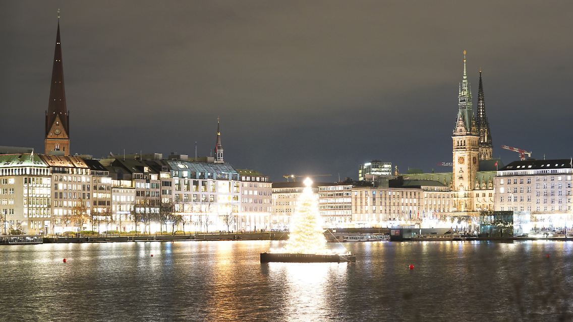 Etwas Weihnachtsstimmung gibt es mit der Alstertanne, die Hamburg wieder wunderschön zum Leuchten bringt.