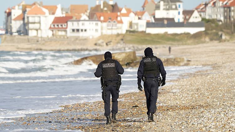 Französische Polizisten patrouillieren an den Stränden von Wimereux in der Nähe von Calais.