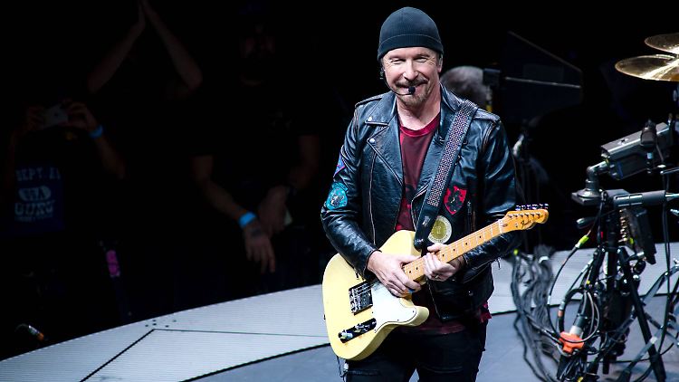 Auch von U2-Gitarrist The Edge werden mehrere Exemplare versteigert.