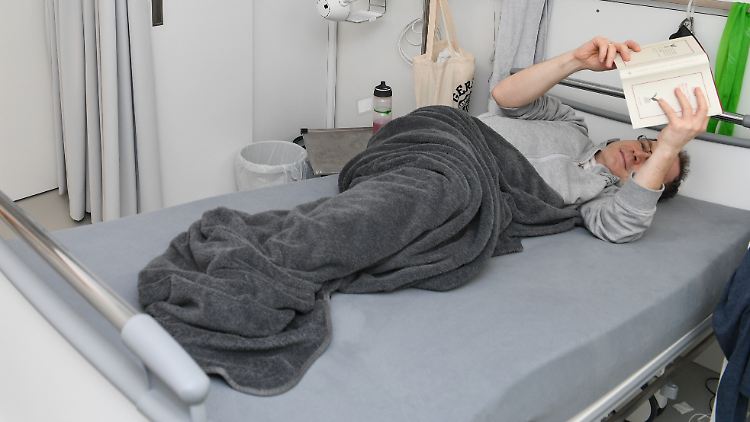 Weder gemütlich noch bequem: Die Teilnehmer der Bettruhestudie dürfen kein Kopfkissen benutzen, die Beine liegen höher als der Kopf.