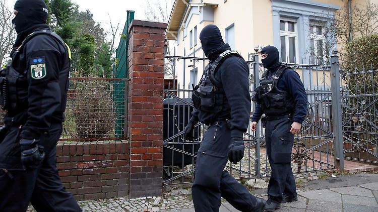 Polizisten durchsuchen die beschlagnahmte Villa in Berlin-Buckow.