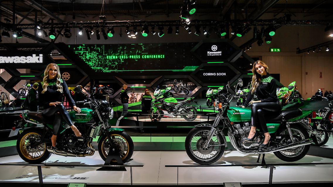 Wie links deutlich zu erkennen ist. "Das gesamte Erscheinungsbild der Z650RS versprüht den Charme der Siebziger, während im verborgenen moderne Technologie höchsten Fahrspaß garantiert", verspricht Kawasaki.