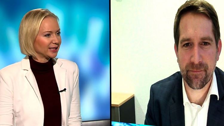 Thorsten Lehr ist Professor für Klinische Pharmakologie an der Universität des Saarlandes. Er hat einen Corona-Simulator programmiert, der das Infektionsgeschehen in Deutschland modelliert und Prognosen erlaubt (hier im Gespräch mit ntv-Moderatorin Katrin Neumann). 