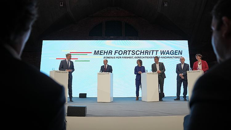 Gemeinsam für den Fortschritt: Die gute Laune überwiegt. Aber nicht alles, was die Ampelkoalitionäre vorlegen, ist neu oder besonders ambitioniert. Den "Leitmarkt für E-Mobilität" hat bereits Angela Merkel propagiert. Und beim Thema Steuern haben sich die Parteien eher blockiert. 