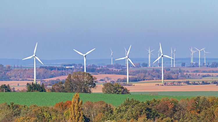 Grüner Strom ist nicht nur billiger geworden, er kann auch in immer mehr Bereichen eingesetzt werden. PIK-Forscher Gunnar Luderer mahnt die Politik dennoch, den Gebrauch fossiler Brennstoffe umfassend zu regulieren.