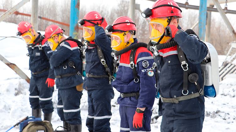 Rettungskräfte versuchen den Kumpeln im Schacht zu Hilfe zu kommen.