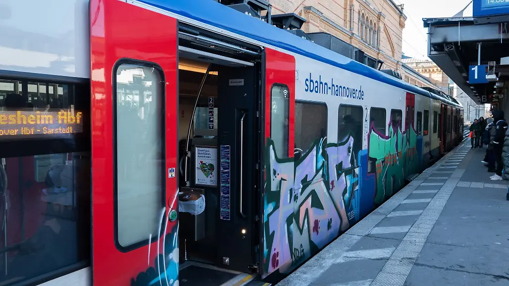 Bei-Emmerthal-durchtrennt-ein-Bagger-ein-Kabel-das-fuehrt-zu-Ausfaellen-und-Verspaetungen-bei-der-S-Bahn-Hannover