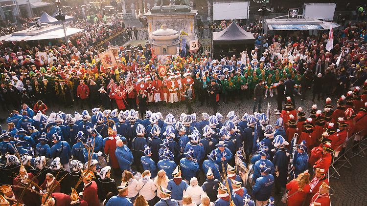 Der Karnevalsauftakt wurde in Düsseldorf noch pünktlich am 11.11. gefeiert. Dass die Feierlichkeiten zum Rosenmontag erst im Mai statt im März stattfinden sollen, sorgt in anderen Karnevalsstädten für Tadel.