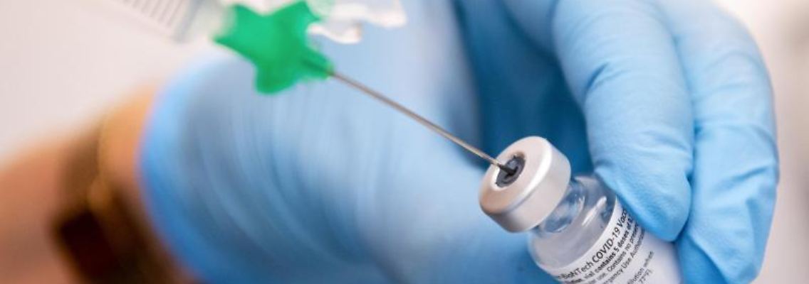 Die Mitarbeiterin einer Klinik bereitet die Spritze für eine Impfung gegen Corona vor. Foto: Sven Hoppe/dpa/Symbolbild