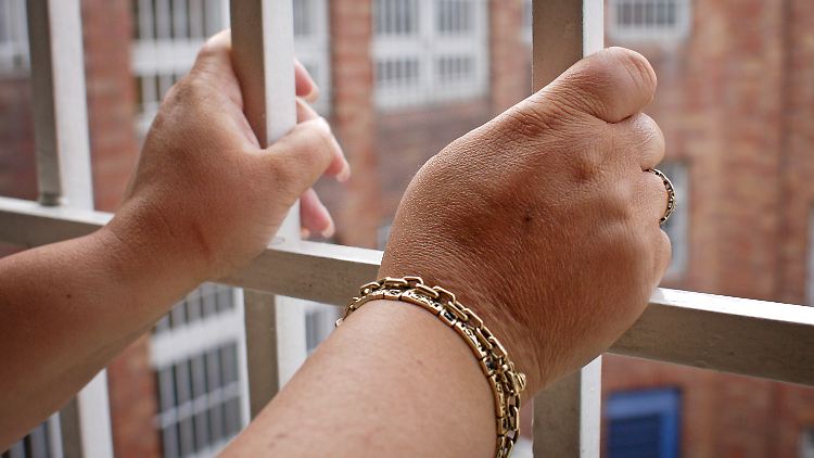 Dass Migranten ohne Aufenthaltserlaubnis über Jahre in normale Gefängnisse gesperrt werden verbietet das EU-Recht.