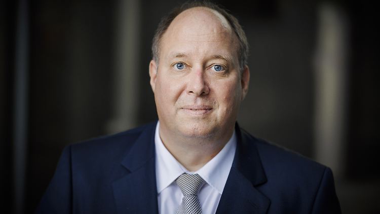 "Jetzt müssen sich der alte und der neue Kanzleramtsminister und der alte und der neue Gesundheitsminister schnell zusammensetzen, um über das weitere Vorgehen zu entscheiden", wird Braun zitiert.