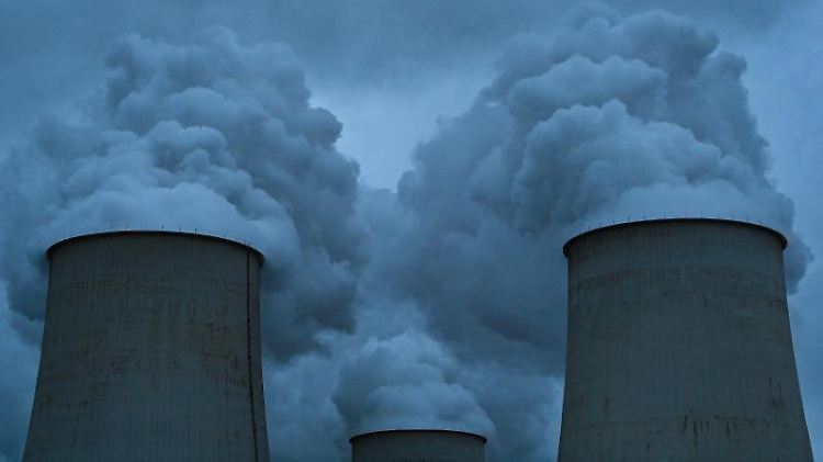 Wegen der Gas-Krise produzieren wieder mehr Kohlekraftwerke Strom - hier die Kühltürme des Braunkohlekraftwerks Jänschwalde.