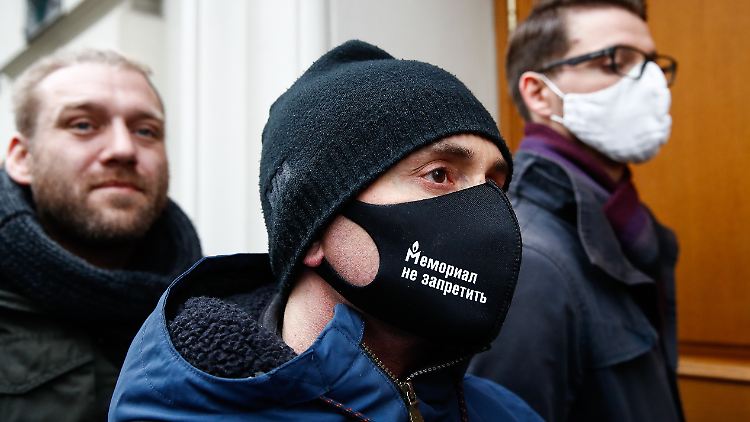 Mehr als 200 Menschen versammelten sich am Vormittag als Zeichen der Solidarität vor dem obersten Gerichtshof. Viele trugen Masken mit der Aufschrift "Memorial kann nicht verboten werden".