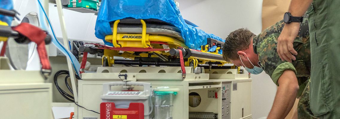 Zur Verlegung von Intensivpatienten in der Corona-Pandemie wurde das Innere eines Überwachungsflugzeug A319OH umgebaut.