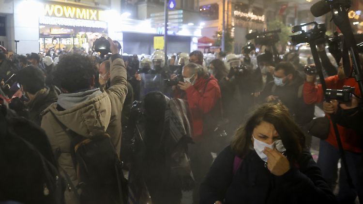 Bei der Demo in Istanbul setzt die Polizei Tränengas ein.