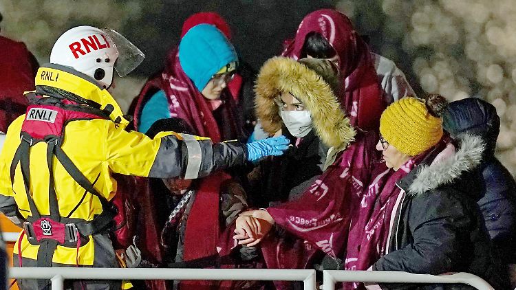 Trotz des Unglücks, bei dem 27 Menschen starben, versuchen weiterhin Menschen mit Booten von Frankreich nach Großbritannien überzusetzen. 