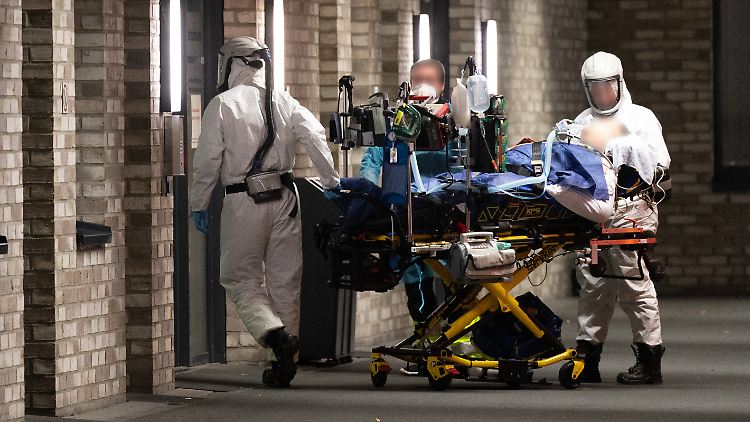 Bei weiter steigenden Zahlen von Covid-Patienten auf Intensivstationen müssen viele andere Patienten auf notwendige Operationen warten.