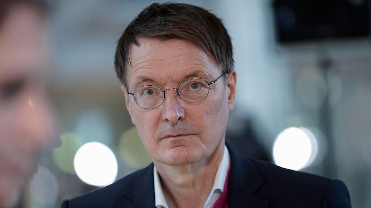"Nichts ist schlimmer als eine neue Variante in eine laufende Welle hinein", sagte SPD-Gesundheitsexperte Karl Lauterbach.