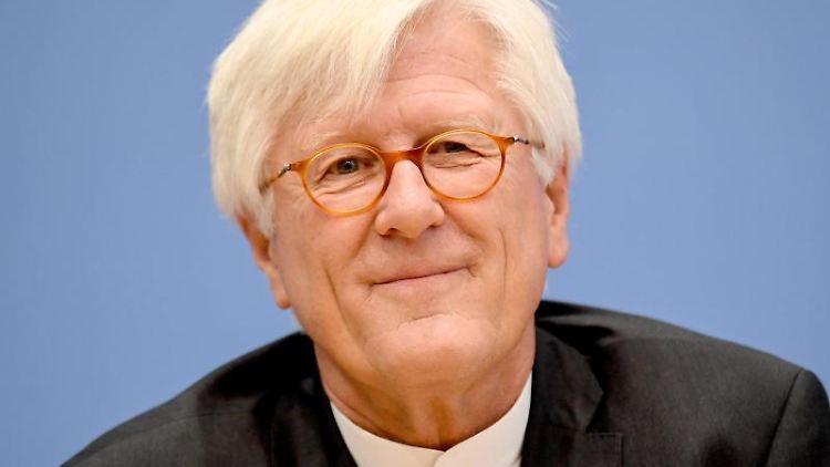 Der frühere Ratsvorsitzende der Evangelischen Kirche in Deutschland, Heinrich Bedford-Strohm, hält Waffenlieferungen an die Ukraine für gerechtfertigt.