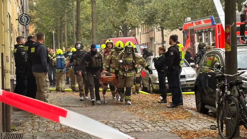 Einsatzkraefte-bargen-den-Mann-leblos-aus-seiner-brennenden-Wohnung-und-versuchten-ihn-zu-reanimieren-allerdings-erfolglos