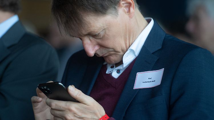Wahrscheinlich prüft Karl Lauterbach gerade, ob es neue Studien zu Covid-19 gibt.