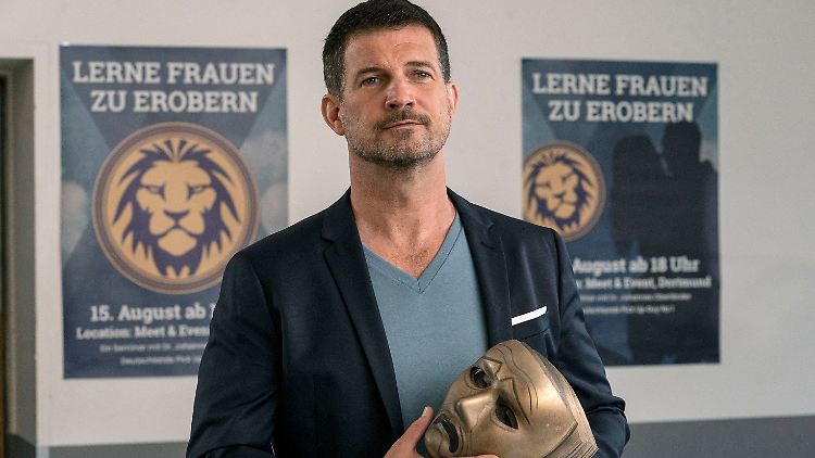Die smarte Visage des Pick-up-"Artists" ist am Ende des Tages auch nur eine Maske.