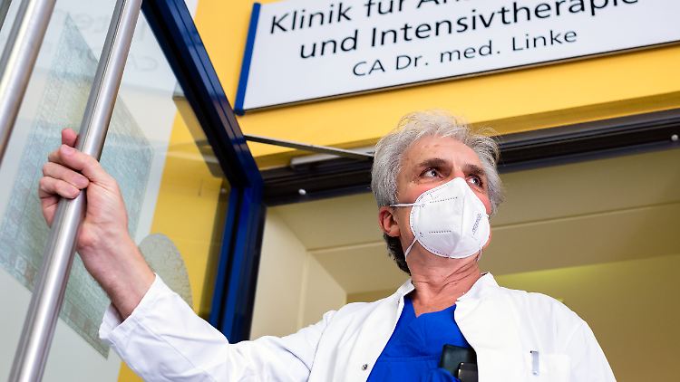 Dr. Matthias Linke ist Chefarzt der Klinik für Anästhesiologie und Intensivtherapie in Bautzen. Dort behandelt er jetzt wieder Corona-Patienten - nachdem er selbst schwer an Covid-19 erkrankt war.