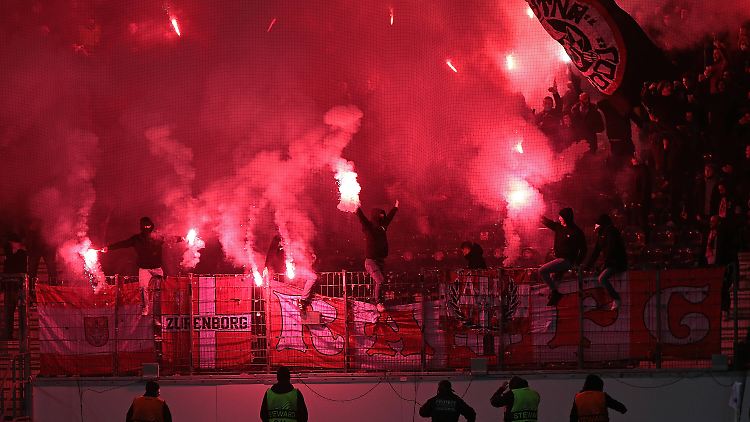 Fans von Royal Antwerpen zündeten Pyro im Eintracht-Stadion.