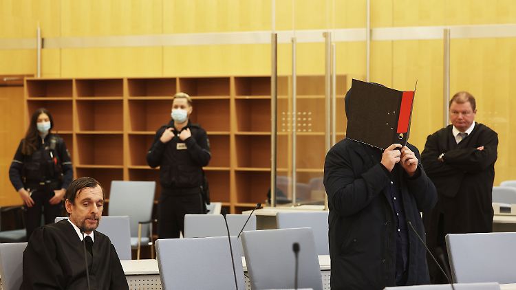 Der angeklagte IS-Terrorist Nils D. (2.v.r.) zwischen seinen Anwälten im Gerichtssaal des Oberlandesgerichts.