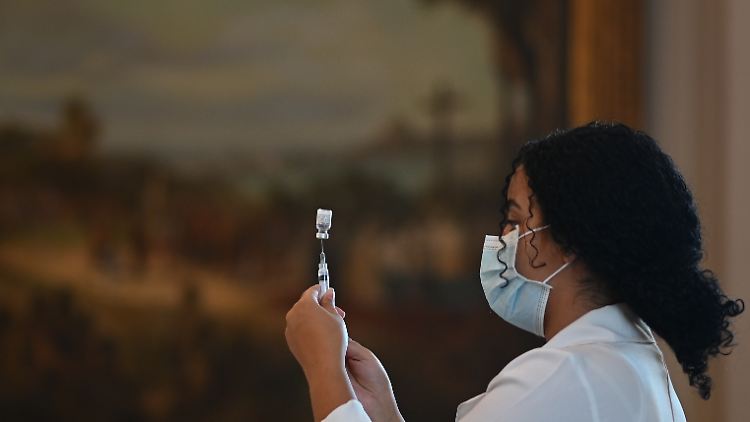 Fast überall bekommt man eine Spritze: Theater und Museen werden in Rio de Janeiro zu vorübergehenden Impfstationen.