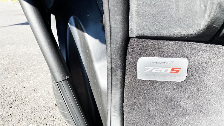 Damit auch jeder Fahrer eines McLaren 720 S weiß, was er fährt, gibt es eine Plakette.