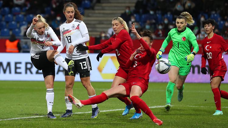 Lea Schüller traf früh im Spiel doppelt und in der zweiten Hälfte dann zum dritten Mal.