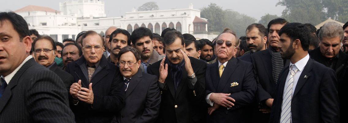 Dennoch wird in Pakistan getrauert: Pakistans Ministerpräsident Yousuf Raza Gilani (M.) inmitten von Mitgliedern seiner Regierung und seiner Partei.