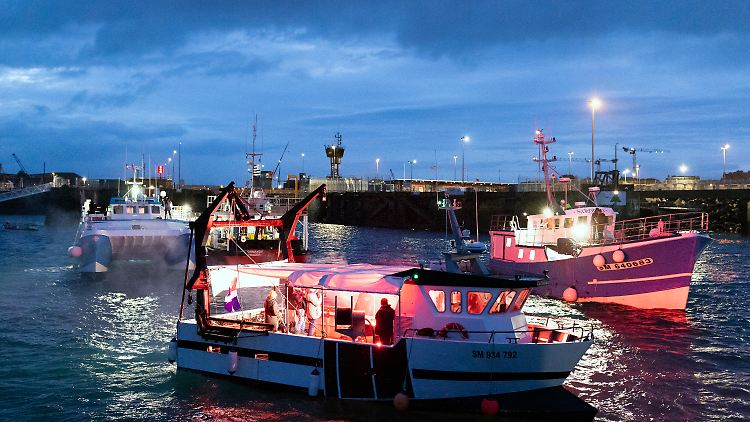 Französische Fischerboote blockieren die Einfahrt zum Hafen von Saint-Malo.