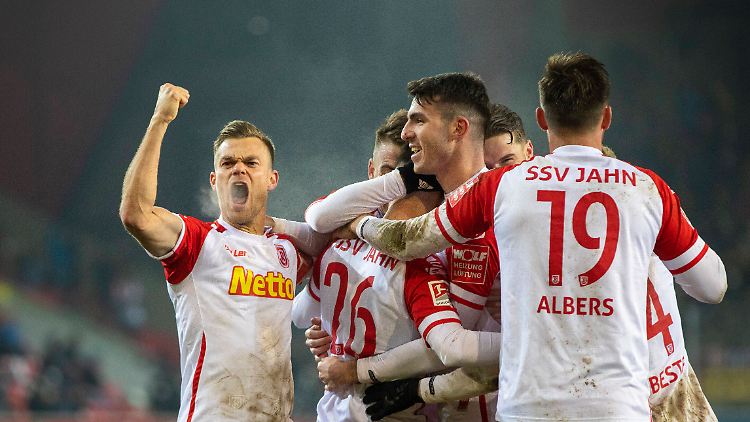 Die Sportsfreunde des Jahn konnten am Abend drei Mal auf dem Platz jubeln - und anschließend vermutlich ein viertes Mal beim Blick auf die Tabelle.